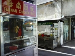 Gerobak Nasi Hainan dan Mie Jawa yang hidup berdampingan dengan harmonis mewakili beragammnya kuliner Penang (Sumber: dokpri)