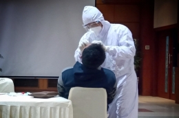 Proses swab test (foto: widikurniawan)