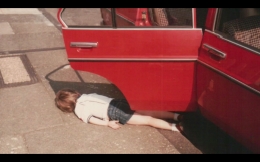 James Veitch Kecil yang Selalu Pura-Pura Mati ketika Keluar dari Mobil | Sumber: https://www.cnandco.com/