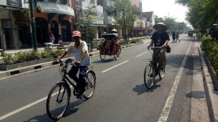 Becak dan sepeda melintas di Jl. Malioboro (Foto: Tribun Jogja/Wahyu Setiawan Nugroho)