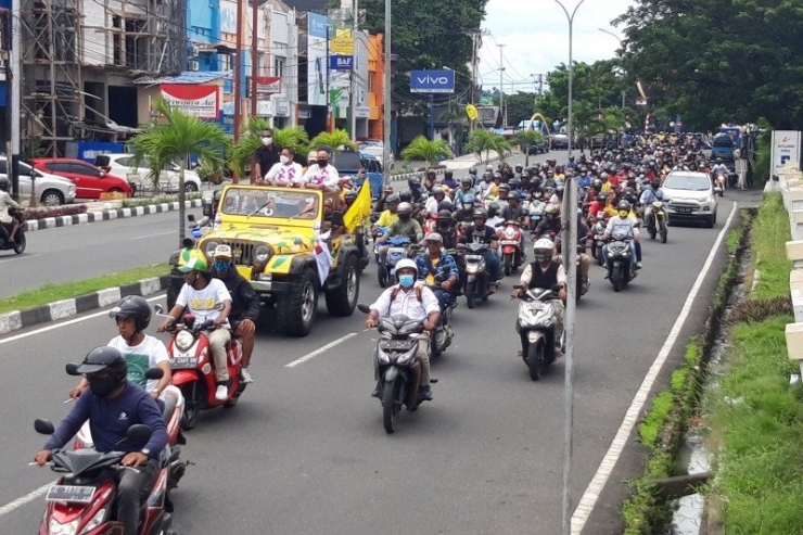 FOTO: ANTARANEWS | Pasangan Wali Kota/Wakil Wali Kota Ternate, Muhammad Hasan Bay – Muhammad Asghar Saleh (MHB – Gas) begitu tiba di Bandara Babullah Ternate, Senin (31/8), langsung diarak ribuan pendukung dan simpatisannya keliling Kota Ternate (Abdul Fatah)