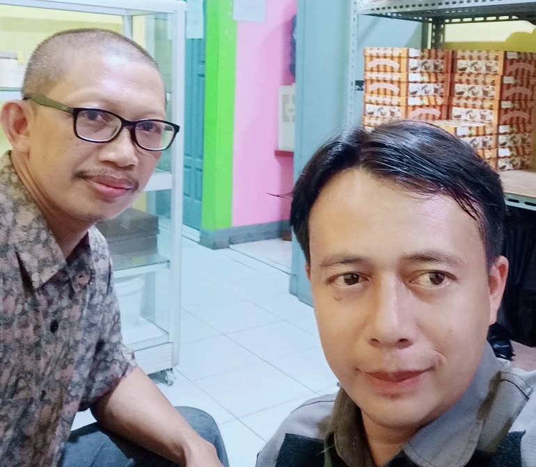 Ketua Forum UMKM Kecamatan Cibinong Sujiono (berkacamata) bersama penulis. Foto: Djasepudin