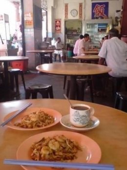 Menikmati Char Kway Teow yang dengan secangkir Teh Tarik (Sumber: dokpri)