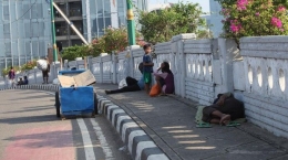 Ilustrasi gambar tunawisma yang hidup di pinggir jalan | Sumber gambar : news.detik.com