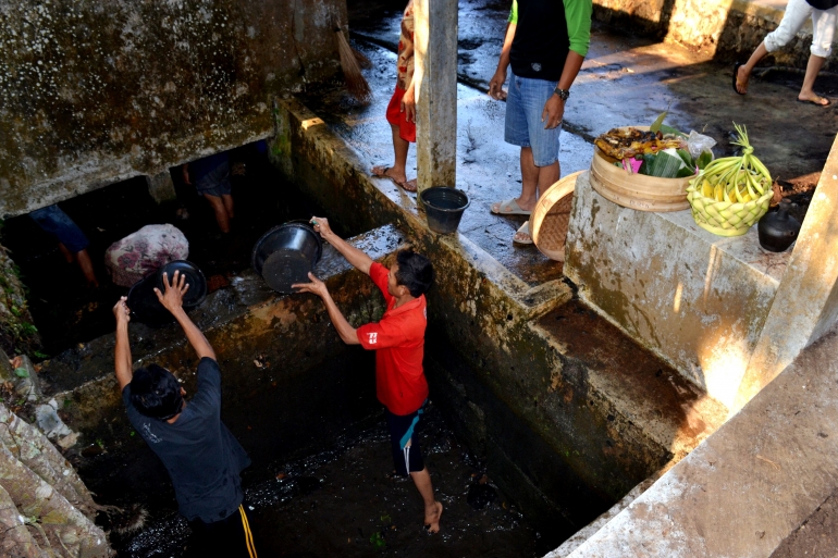 Warga desa bekerjasama membersihkan sumber mata air di Dukuh Duren, sebagai persiapan Upacara Sadranan Alas Wonosadi, Gunungkidul | Dokpri