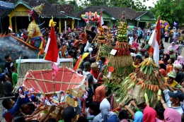 Warga memperebutkan isi gunungan dalam upacara Merti Dusun di Desa Bejiharjo, Gunungkidul | Dokpri