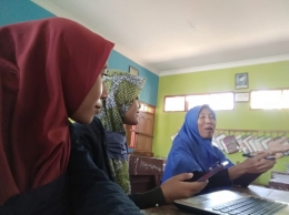 Mengenalkan aplikasi Aksi Sekolah SD  kepada ibu Kartini,S.Pd selaku kepala Sekolah SDN MENUR