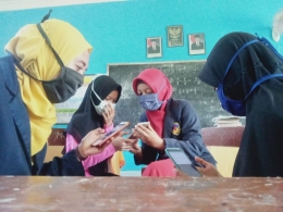 Mengenalkan aplikasi Aksi Sekolah SD  kepada ibu Kartini,S.Pd selaku kepala Sekolah SDN MENUR