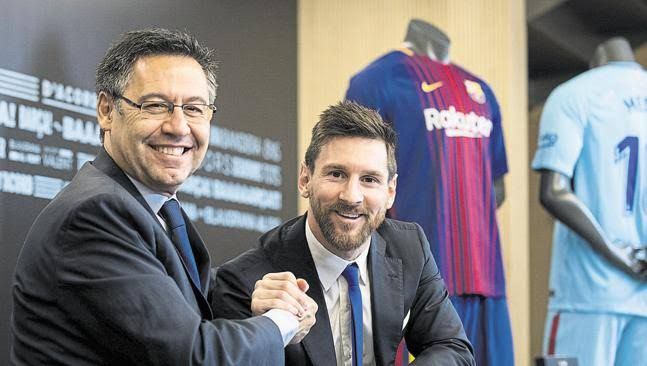 Lionel Messi dan Josep Bartomeu bersalaman. (Sumber foto: Mundo Deportivo.com)