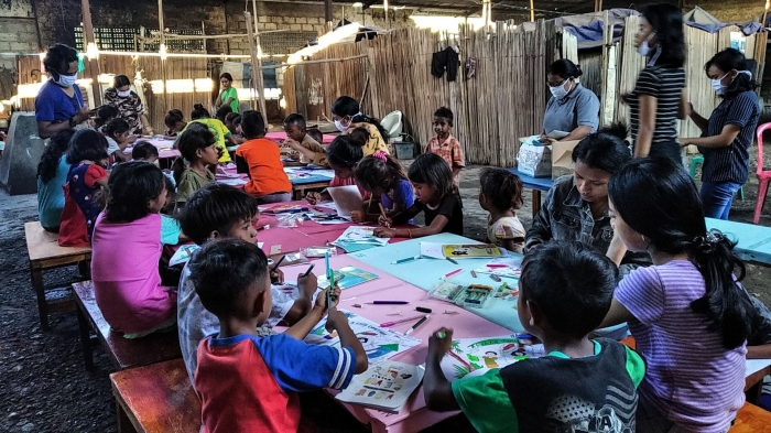 Situasi mewarnai gambar. Foto: Dokumentasi pribadi.