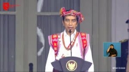Presiden Jokowi mengenakan busana adat NTT (news.detik.com)