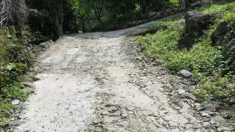 kondisi jalan menuju Pantai Kenangan yang terjal, hanya bisa ditempuh dengan sepeda motor atau jalan kaki (dokumen pribadi: Alfrian Sihombing)