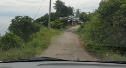 kondisi jalanan yang sempit dan rusak berat (dokumen pribadi: Alfrian Sihombing)