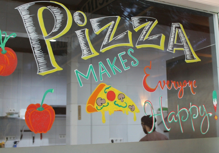 Pizza membuat semua orang gembira (foto:ko in)