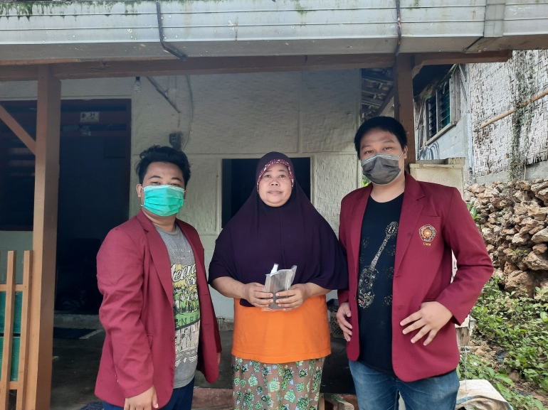 Mahasiswa UMM memberikan penyuluhan dan membagikan hand sanitizer serta masker gratis untuk warga sekitar Ponpes. Jawaahirul Hikmah III (Dokpri)
