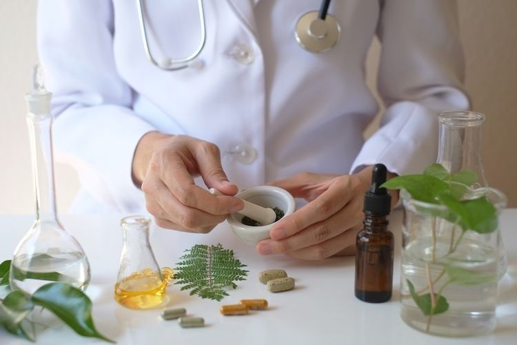 Ilustrasi obat herbal (Sumber: www.shutterstock.com)