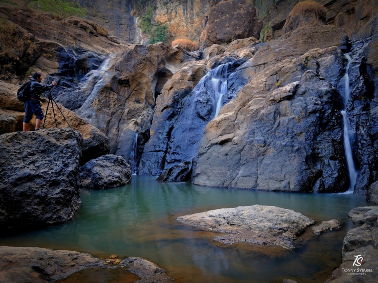 Bebatuan berwarna di Curug Cimarinjung. | Sumber: Dokumentasi pribadi