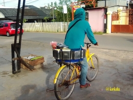 Raul dengan Sepeda dan seperangkat Tangka' Berkeliling Menjajakan Gula Gending | @kaekaha
