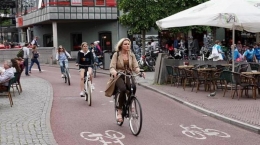 Jalur khusus sepeda di Amsterdam.(KOMPAS/LUCKY PRANSISKA) 