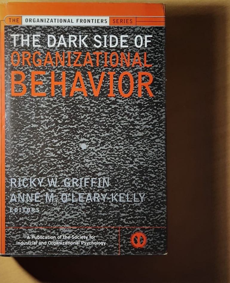 Buku ini memuat teori dan hasil studi tentang perilaku-perilaku tidak sehat di dalam organisasi/dokpri