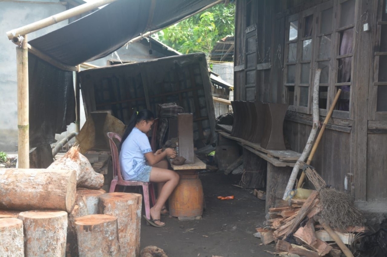 Membuat gerabah sebagai home industri di Desa Pulutan (Sumber: Dokumentasi pribadi)