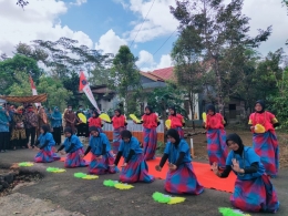 Para anggota Eskul Tari MA PP. Nurul Falah Borongganjeng Bulukumba tampil membawakan tari kreasi di hadapan Tim Penilai Lomba Desa tingkat Kabupaten Bulukumba 2020. (Dokpri)