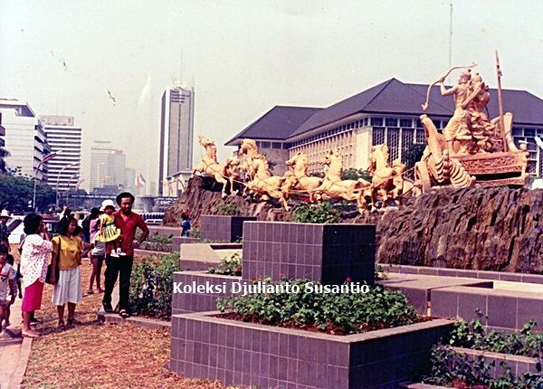 Patung Arjunawijaya di ujung Jalan M.H. Thamrin masa 1980-an (koleksi pribadi)