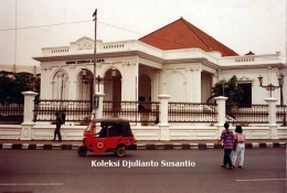 Bajaj oranye di depan Gedung Kesenian Jakarta masa 1980-an (koleksi pribadi)