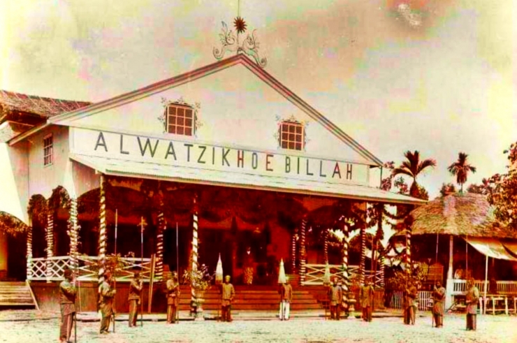 Gambar Istana (Keraton) Alwatzikhoebillah sebelum renovasi/Sumber: misterpangalayo.com