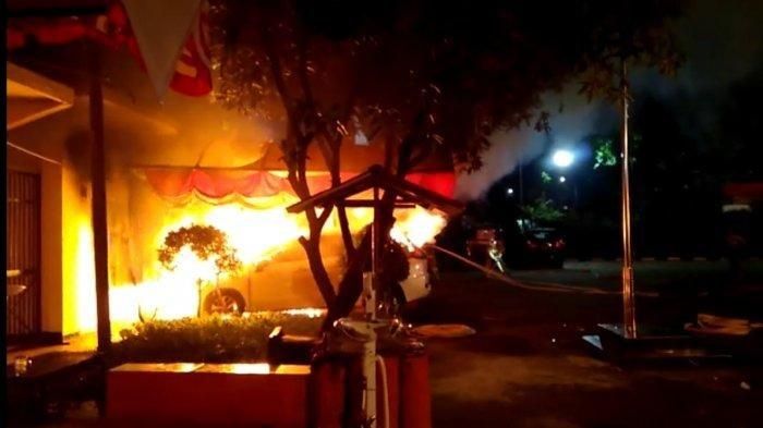 Pembakaran Polsek Ciracas 29/08/2020 (Tribunnews.com)