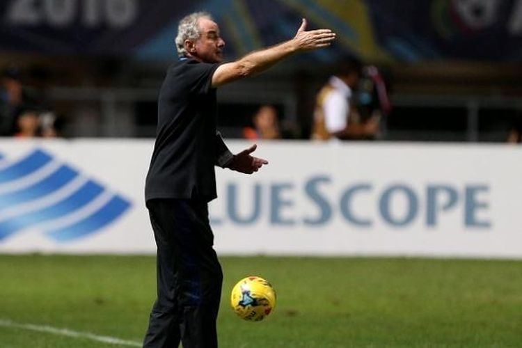 Pelatih timnas Indonesia Alfred Riedl memberi arahan saat pertandingan laga final Piala AFF Suzuki Cup 2016 leg pertama di Stadion Pakansari, Cibinong, Bogor, Jawa Barat, Rabu (14/12/2016). Indonesia menang 2-1 atas Thailand dan akan bertanding di final Piala AFF Suzuki Cup 2016 leg kedua di Stadion Rajamangala, Thailand, Sabtu (17/12/2016) mendatang.(KOMPAS IMAGES/KRISTIANTO PURNOMO)