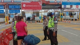 Wisatawan dari eropa dan amerika heran kenapa Indonesia tidak menggunakan jalur tol untuk sepeda (foto : posbali.com)