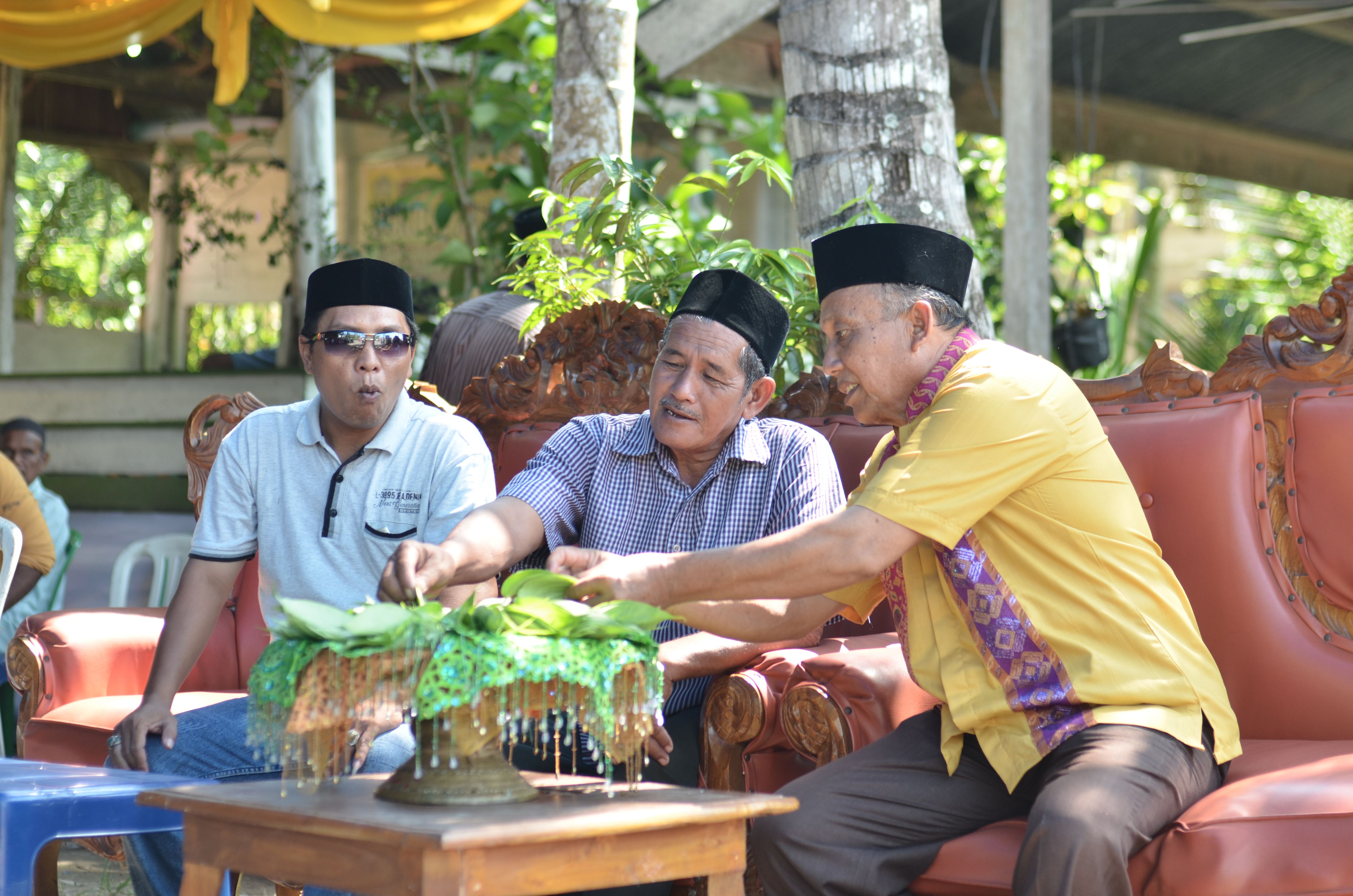 Dari kanan Abah &nbsp;saya, sedang duduk santai bersama tamunya, sambil menyunyah Sirih yang disuguhkan dalam cerana (Koleksi Pribadi) &nbsp;