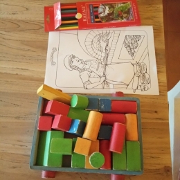 Mainan, kertas gambar dan pensil warna yang dipinjam si kecil di Nanamia.dokpri