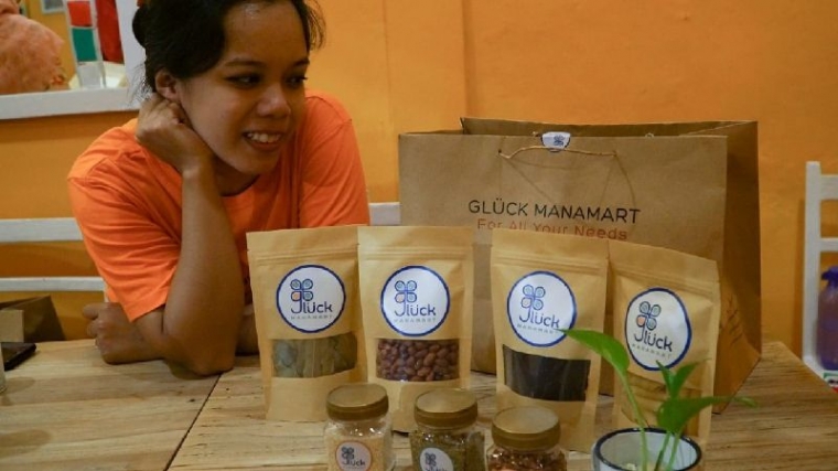 Berfoto dengan produk dari Glueck Manamart. Dok : Riana Dewie