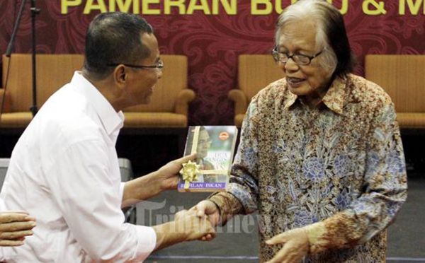Dahlan Iskan menyerahkan buku kepada Jacob Oetama. foto:RIBUNNEWS.COM/FX ISMANTO