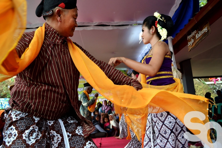 Pengibing menari bersama Ledhek Tayub di upacara Rasulan, Desa Nglanggeran, Patuk, Gunungkidul | dokpri