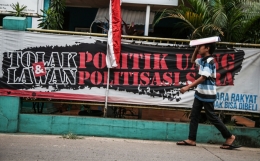 Spanduk ajakan memerangi politik uang dan politisasi SARA saat pilkada terpasang di kawasan Pamulang Timur, Tangerang Selatan, Banten, Selasa (4/8/2020). (Foto: KOMPAS/HENDRA A SETYAWAN)