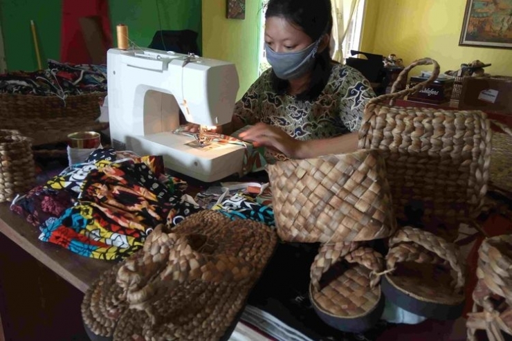 Demi memertahankan usaha, Bengok Craft yang mengolah eceng gondok berubah menjahit masker. (Foto: KOMPAS.com/DIAN ADE PERMANA)