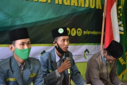 Ketua PC IPNU Kabupaten Nganjuk Jatim Ahmad Syafi'i Sulaiman (tengah) memberikan sambutan saat Opening Ceremony Diklat Persidangan, Minggu (06/09) | Dok. LP2 PC IPNU Nganjuk