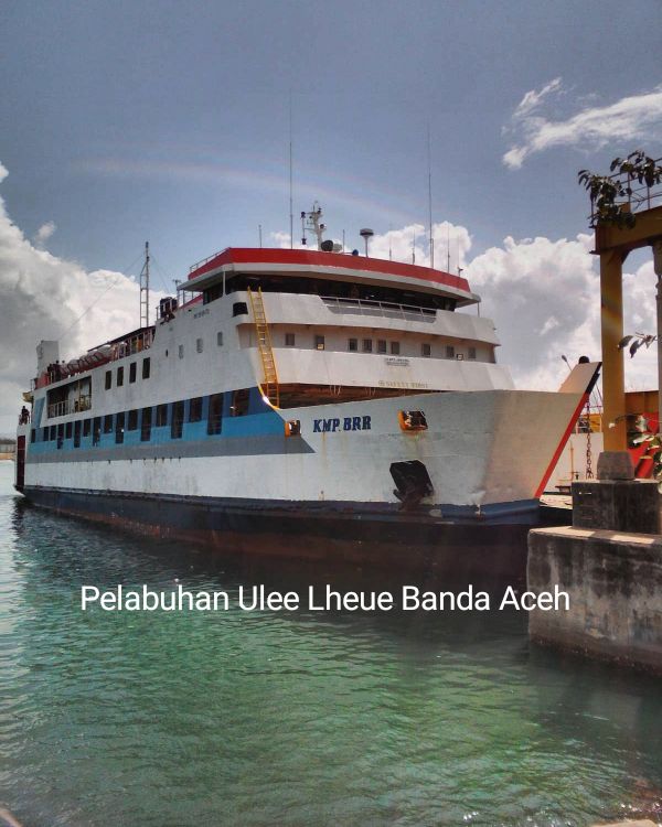 Kapal Ferry KMP BRR di pelabuhan Ulee Lheue/dokpri