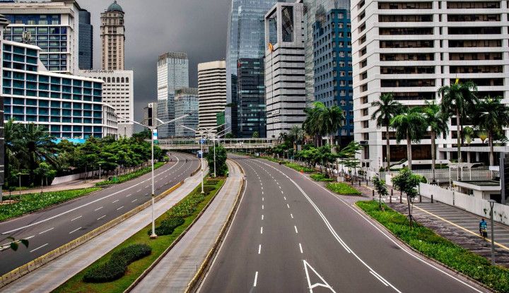 Kondisi jalan Sudirman, DKI Jakarta yang sepi saat pelaksanaan PSBB hari pertama, pada bulan April 2020 (Sumber: wartakota.com)