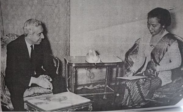 Ibu Supeni menyampaikan surat dari Presiden Sukarno kepada Presiden Hafez dari Syria di Damascus (Sumber foto: Buku 