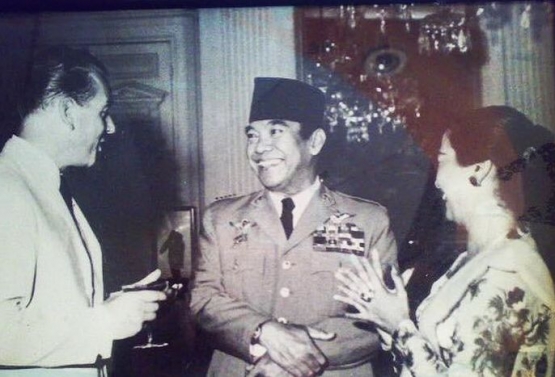 Bersama Presiden Sukarno (Foto: Shinta Bubu)