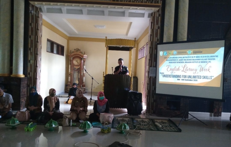 Kepala Madrasah Aliyah Pondok Pesantren Nurul Falah Borongganjeng Bulukumba, Abdul Efendi, memberikan sambutan dalam pembukaan English Literacy Week. (Dokpri)