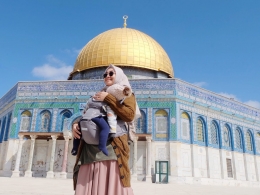 Foto kenangan di Masjid Al-Aqsa Palestina. Hadiah perjalanan wisata dari menang lomba blog (Dok. pribadi)
