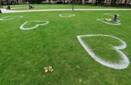 Tanda jaga jarak berbentuk hati yang dilukis oleh tim seniman dari Upfest terlihat di rumput di Queen Square, Bristol, Inggris 8 Juli 2020. (REUTERS/Rebecca Naden) dari Website Indozone