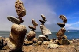 Tumpukan batu artisitik yang membutuhkan kesabaran dan ketenangan untuk membuatnya. (Sumber: Artclubblog.com)