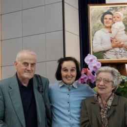 Emanuela (tengah) - Foto dari settimanalediocesidicomo.it