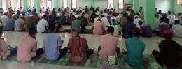 Halaqah atau pengajian umum di pesantren dilakukan dengan cara santri duduk berbaris menghadap guru. Pola ini membuat guru dengan mudahnya mengembangkan daya kritis santri. (foto dok wag alumni ppmu lubuak pandan)